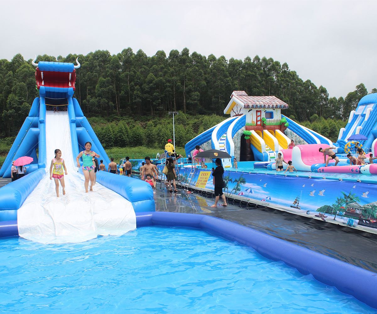 Gaint slide dengan pook renang Gaint slide with swimming pook